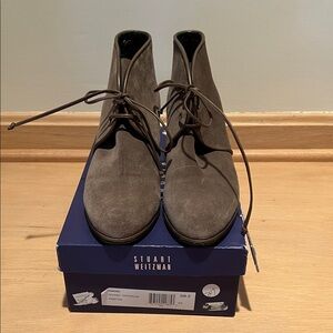 Stuart Weitzman Men's Chukka Boots in Taupe Suede
